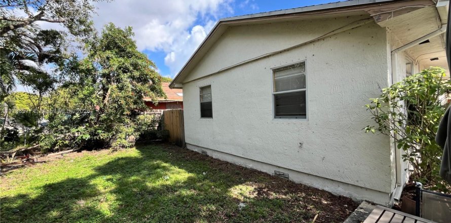 House in Pompano Beach, Florida 4 bedrooms, 112.23 sq.m. № 1871286