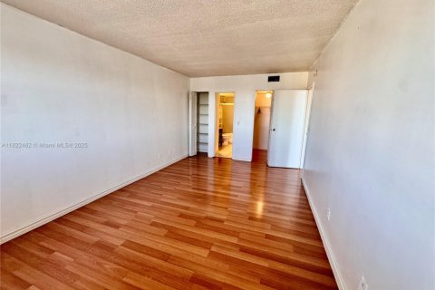 Condo in North Miami, Florida, 1 bedroom  № 1937707 - photo 28