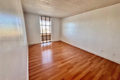Condo in North Miami, Florida, 1 bedroom  № 1937707 - photo 30