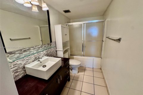 Condo in North Miami, Florida, 1 bedroom  № 1937707 - photo 26