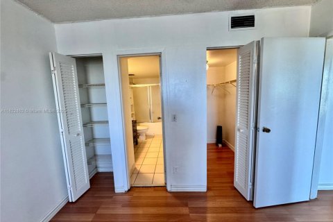 Condo in North Miami, Florida, 1 bedroom  № 1937707 - photo 29
