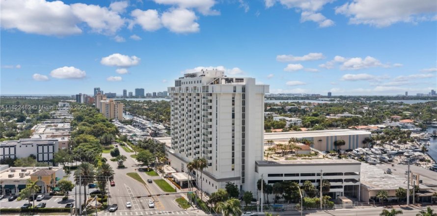 Condominio en North Miami, Florida, 1 dormitorio  № 1937707