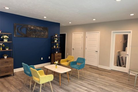 Immobilier commercial à louer à Gainesville, Floride: 243.31 m2 № 1686432 - photo 2