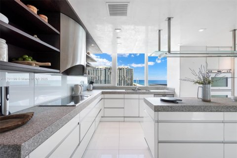 Condominio en venta en Miami Beach, Florida, 4 dormitorios, 356.47 m2 № 1936814 - foto 7