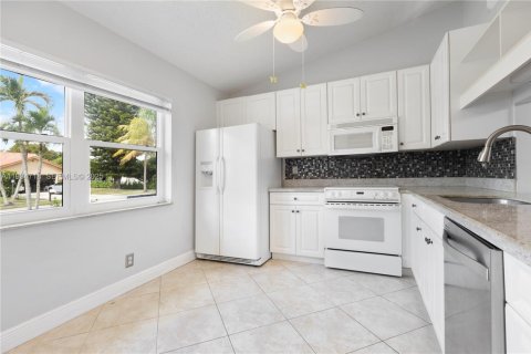 House in Boca Raton, Florida 3 bedrooms, 137.4 sq.m. № 1994009 - photo 4