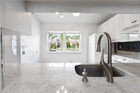 House in Boca Raton, Florida 3 bedrooms, 137.4 sq.m. № 1994009 - photo 6