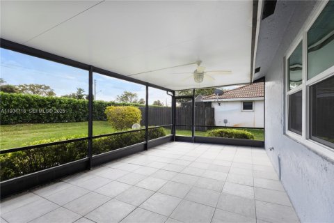 House in Boca Raton, Florida 3 bedrooms, 137.4 sq.m. № 1994009 - photo 24