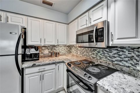 Condo in Boca Grande, Florida, 2 bedrooms  № 2166272 - photo 15
