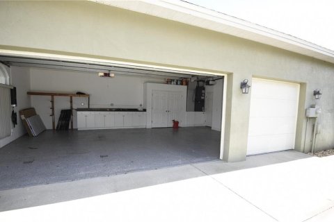 House in Winter Haven, Florida 3 bedrooms, 210.52 sq.m. № 2093504 - photo 13