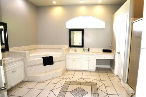 House in Winter Haven, Florida 3 bedrooms, 210.52 sq.m. № 2093504 - photo 4