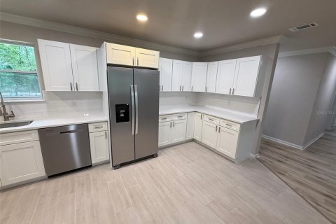 House in Gainesville, Florida 5 bedrooms, 212 sq.m. № 2096236 - photo 10