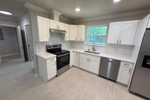 House in Gainesville, Florida 5 bedrooms, 212 sq.m. № 2096236 - photo 11