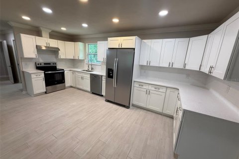 House in Gainesville, Florida 5 bedrooms, 212 sq.m. № 2096236 - photo 6