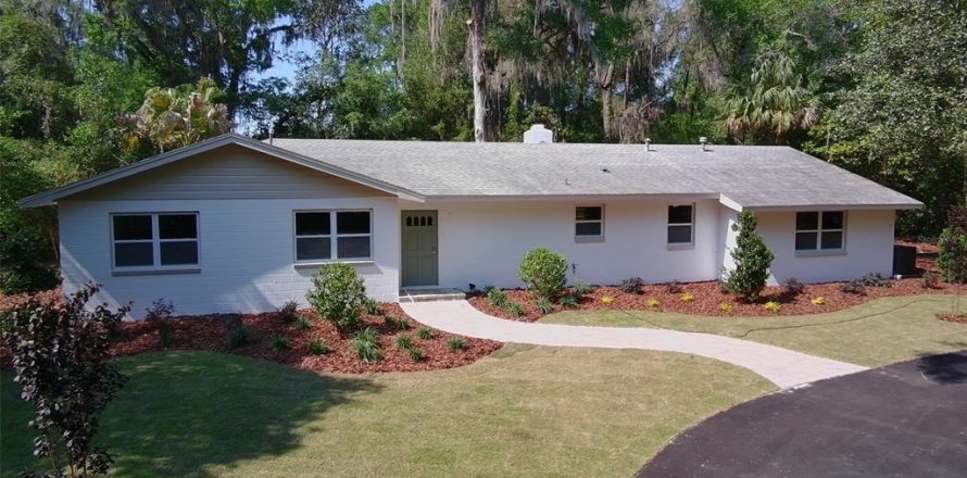 House in Gainesville, Florida 5 bedrooms, 212 sq.m. № 2096236