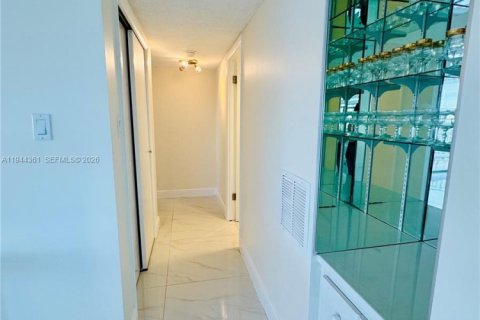 Condo in Aventura, Florida, 2 bedrooms  № 2003579 - photo 22