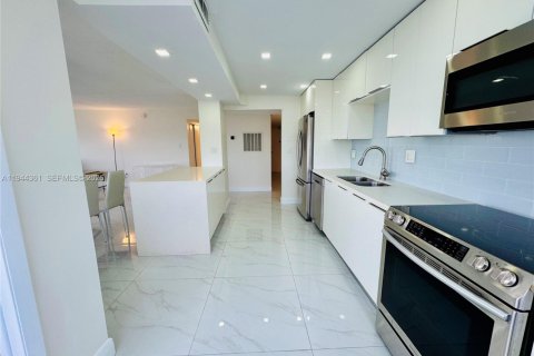 Condo in Aventura, Florida, 2 bedrooms  № 2003579 - photo 12
