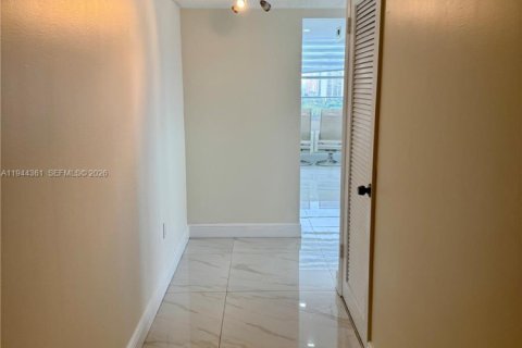 Condo in Aventura, Florida, 2 bedrooms  № 2003579 - photo 23