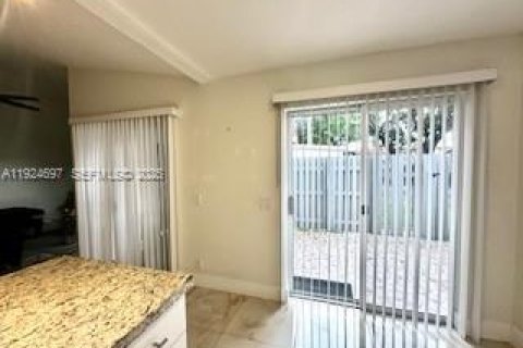 Villa ou maison à louer à Weston, Floride: 3 chambres, 105.35 m2 № 1982798 - photo 6