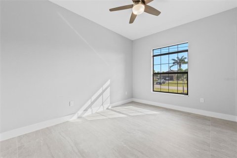 House in Cape Coral, Florida 4 bedrooms, 243.31 sq.m. № 1578246 - photo 25