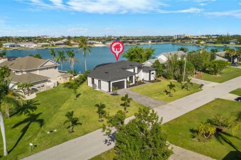 House in Cape Coral, Florida 4 bedrooms, 243.31 sq.m. № 1578246 - photo 5
