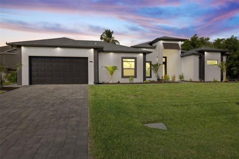 House in Cape Coral, Florida 4 bedrooms, 243.31 sq.m. № 1578246 - photo 2