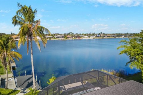 House in Cape Coral, Florida 4 bedrooms, 243.31 sq.m. № 1578246 - photo 4