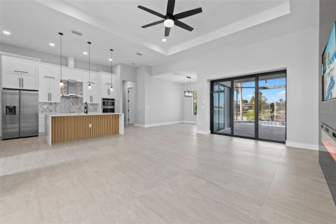 House in Cape Coral, Florida 4 bedrooms, 243.31 sq.m. № 1578246 - photo 9