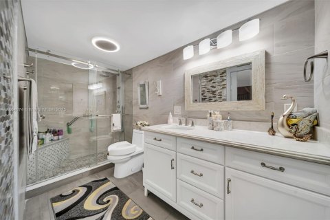 Condo in Miami, Florida, 2 bedrooms  № 1891152 - photo 18