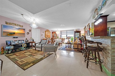 Condo in Miami, Florida, 2 bedrooms  № 1891152 - photo 7