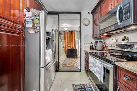 Condo in Miami, Florida, 2 bedrooms  № 1891152 - photo 6