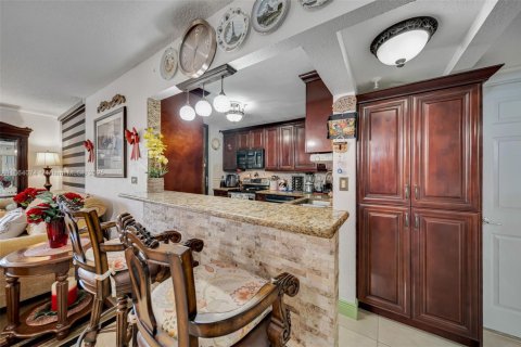 Condo in Miami, Florida, 2 bedrooms  № 1891152 - photo 3