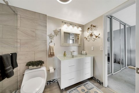 Condo in Miami, Florida, 2 bedrooms  № 1891152 - photo 12