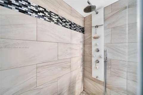Condo in Miami, Florida, 2 bedrooms  № 1891152 - photo 17