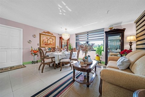 Condo in Miami, Florida, 2 bedrooms  № 1891152 - photo 9