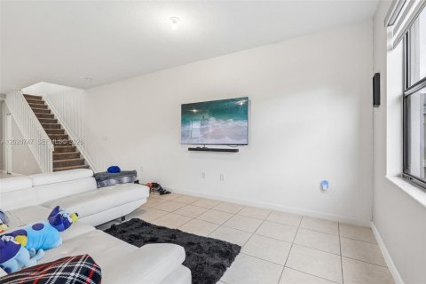 Townhouse in Homestead, Florida 4 bedrooms, 179.86 sq.m. № 2084070 - photo 8