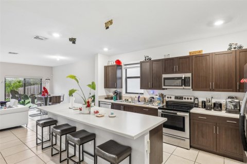 Townhouse in Homestead, Florida 4 bedrooms, 179.86 sq.m. № 2084070 - photo 5