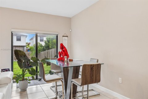Townhouse in Homestead, Florida 4 bedrooms, 179.86 sq.m. № 2084070 - photo 10
