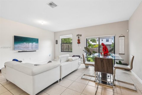 Townhouse in Homestead, Florida 4 bedrooms, 179.86 sq.m. № 2084070 - photo 11