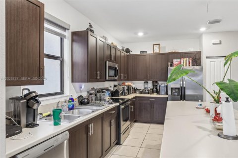 Townhouse in Homestead, Florida 4 bedrooms, 179.86 sq.m. № 2084070 - photo 13