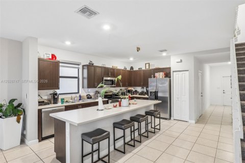 Townhouse in Homestead, Florida 4 bedrooms, 179.86 sq.m. № 2084070 - photo 4