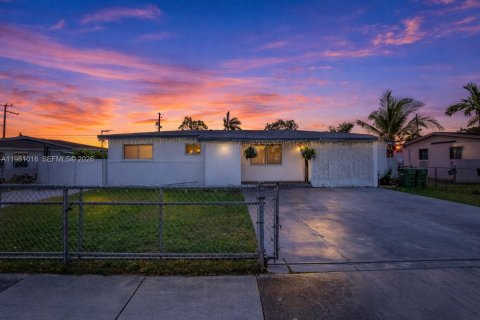 Casa en venta en Homestead, Florida, 3 dormitorios, 115.01 m2 № 2044225 - foto 1