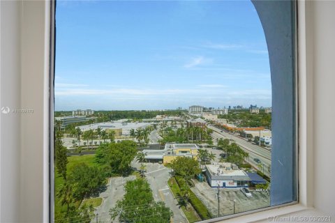 Commercial property in North Miami, Florida № 1859817 - photo 11