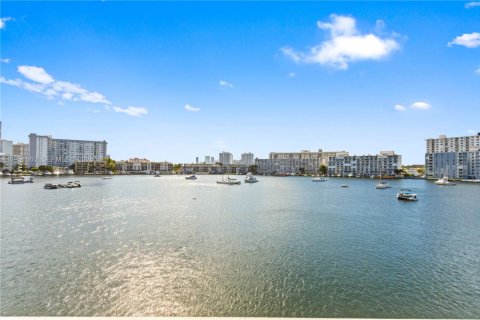 Снять в аренду кондоминиум в Халландейл-Бич, Флорида 1 спальня, 74.88м2, № 2006371 - фото 2