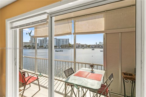 Снять в аренду кондоминиум в Халландейл-Бич, Флорида 1 спальня, 74.88м2, № 2006371 - фото 28