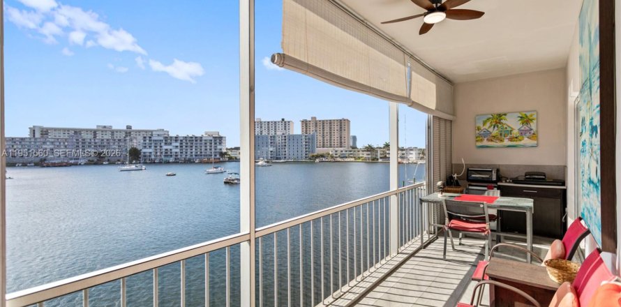 Кондоминиум с 1 спальней в Халландейл-Бич, Флорида № 2006371