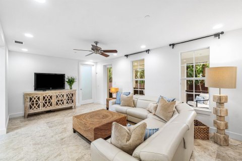 House in Delray Beach, Florida 4 bedrooms, 356.93 sq.m. № 2183028 - photo 13