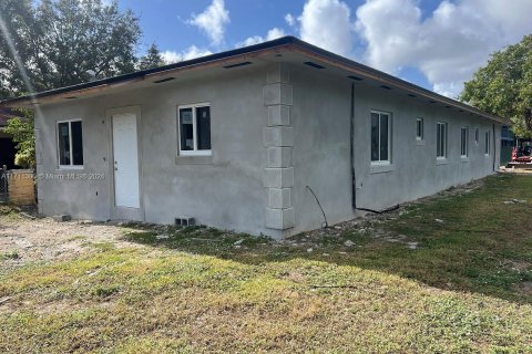 Propiedad comercial en venta en Miami, Florida № 1864248 - foto 1