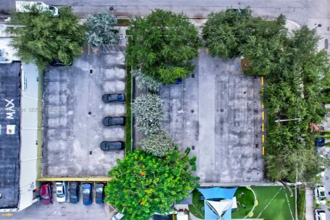 Commercial property in Miami, Florida № 2042424 - photo 17