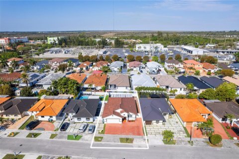 House in Miami, Florida 3 bedrooms, 141.58 sq.m. № 2066131 - photo 4