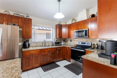 House in Miami, Florida 3 bedrooms, 141.58 sq.m. № 2066131 - photo 13